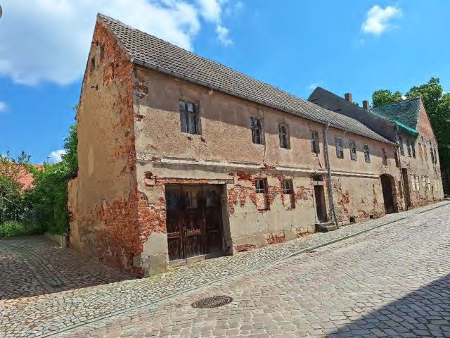 Verkaufsobjekt von der Straße Scharfenberg Ecke Rektorstraße - Denkmalgeschütztes, ruinöses Wohn- und Geschäftshaus mit Nebengebäuden gegenüber der Stadtkirche St. Marien