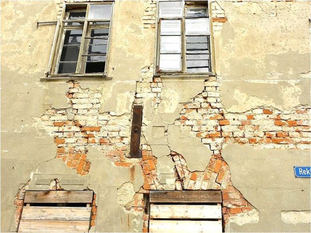 Detailansicht - Denkmalgeschütztes, ruinöses Wohn- und Geschäftshaus mit Nebengebäuden gegenüber der Stadtkirche St. Marien
