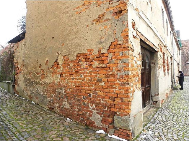 Detailansicht - Denkmalgeschütztes, ruinöses Wohn- und Geschäftshaus mit Nebengebäuden gegenüber der Stadtkirche St. Marien