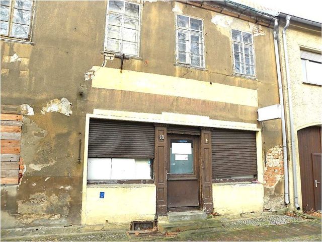 Detailansicht - Denkmalgeschütztes, ruinöses Wohn- und Geschäftshaus mit Nebengebäuden gegenüber der Stadtkirche St. Marien