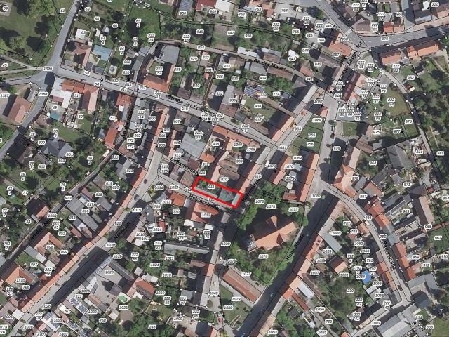 Lageskizze mit Umgebung und Luftbildunterlegung - Denkmalgeschütztes, ruinöses Wohn- und Geschäftshaus mit Nebengebäuden gegenüber der Stadtkirche St. Marien