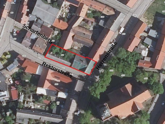 Lageskizze mit Luftbildunterlegung - Denkmalgeschütztes, ruinöses Wohn- und Geschäftshaus mit Nebengebäuden gegenüber der Stadtkirche St. Marien