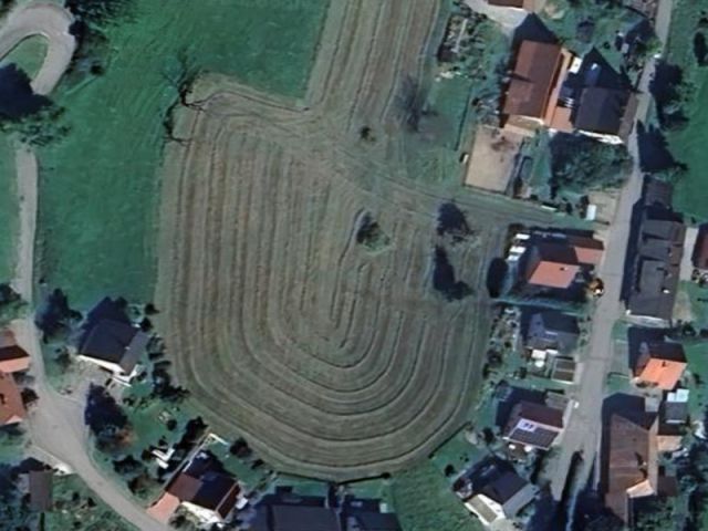 Blick auf Verkaufsfläche und Umgebung - Landwirtschafts-/ Grünlandfläche neben Wohnbebauung im Südschwarzwald und ca. 30 km nördlich von Basel