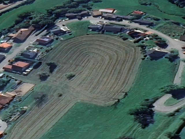 Blick auf Verkaufsfläche und Umgebung - Landwirtschafts-/ Grünlandfläche neben Wohnbebauung im Südschwarzwald und ca. 30 km nördlich von Basel