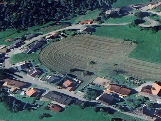 Blick auf Verkaufsfläche und Umgebung - Landwirtschafts-/ Grünlandfläche neben Wohnbebauung im Südschwarzwald und ca. 30 km nördlich von Basel