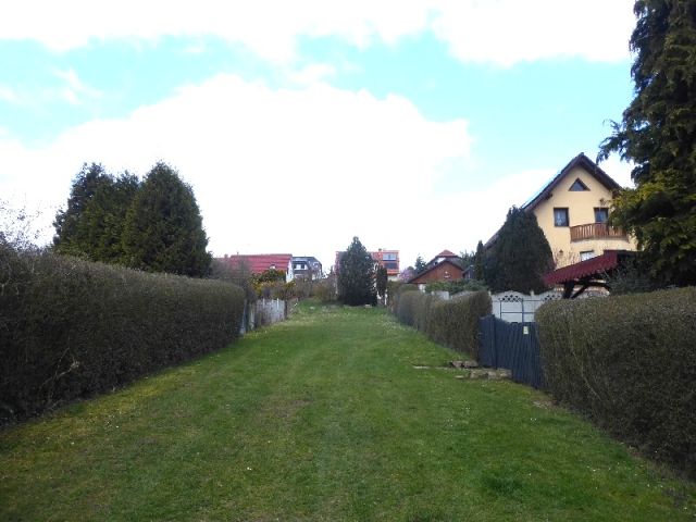 Blick auf Verlängerung der Straße Alte Siedlung - Verkaufsfläche linke Seite - Teilweise vertraglich genutztes Gartengrundstück mit Altbebauung teilweise im Fremdeigentum ca. 4 km nördlich von Halle (Saale)