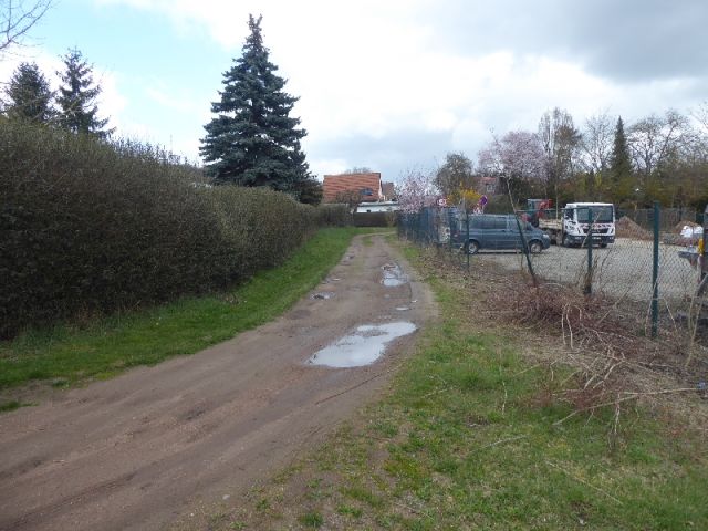 Blick auf Verlängerung der Straße Alte Siedlung - Teilweise vertraglich genutztes Gartengrundstück mit Altbebauung teilweise im Fremdeigentum ca. 4 km nördlich von Halle (Saale)