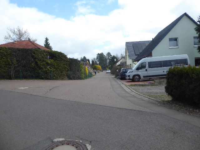 Blick auf Schulstraße Richtung Verkaufsfläche und Umgebung - Teilweise vertraglich genutztes Gartengrundstück mit Altbebauung teilweise im Fremdeigentum ca. 4 km nördlich von Halle (Saale)