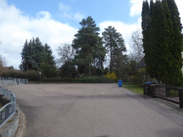 Blick auf Wendeschleife Schulstraße Richtung Verkaufsfläche und auf die Umgebung - Teilweise vertraglich genutztes Gartengrundstück mit Altbebauung teilweise im Fremdeigentum ca. 4 km nördlich von Halle (Saale)