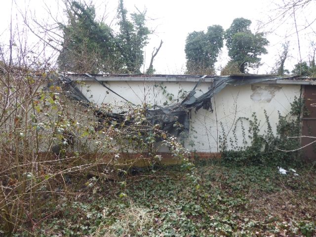 Blick auf Verkaufsfläche mit Bebauung zum Verkaufsgegenstand gehörend - Teilweise vertraglich genutztes Gartengrundstück mit Altbebauung teilweise im Fremdeigentum ca. 4 km nördlich von Halle (Saale)