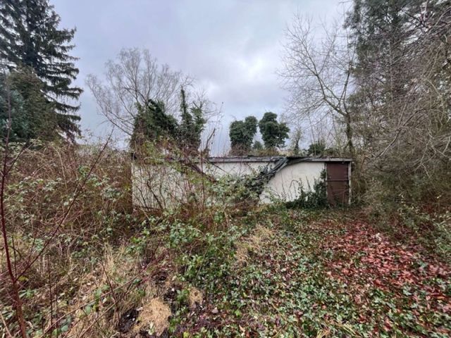 Blick auf Verkaufsfläche mit Bebauung zum Verkaufsgegenstand gehörend - Teilweise vertraglich genutztes Gartengrundstück mit Altbebauung teilweise im Fremdeigentum ca. 4 km nördlich von Halle (Saale)