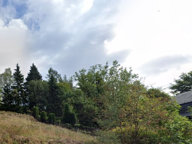 Umgebung mit Blick Richtung Verkaufsobjekt - 1/2 Miteigentumsanteil an einer Grünfläche in Hanglage **hinter einem Wohnhaus**