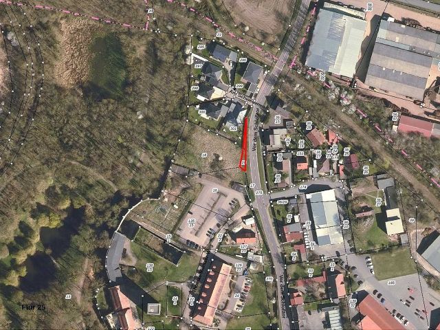 Lageskizze mit Umgebung und Luftbildunterlegung - Vertragsfreie Straßenbegleitfläche neben Wohnbebauung **nahe der Burg Wanzleben und dem Schlosspark**
