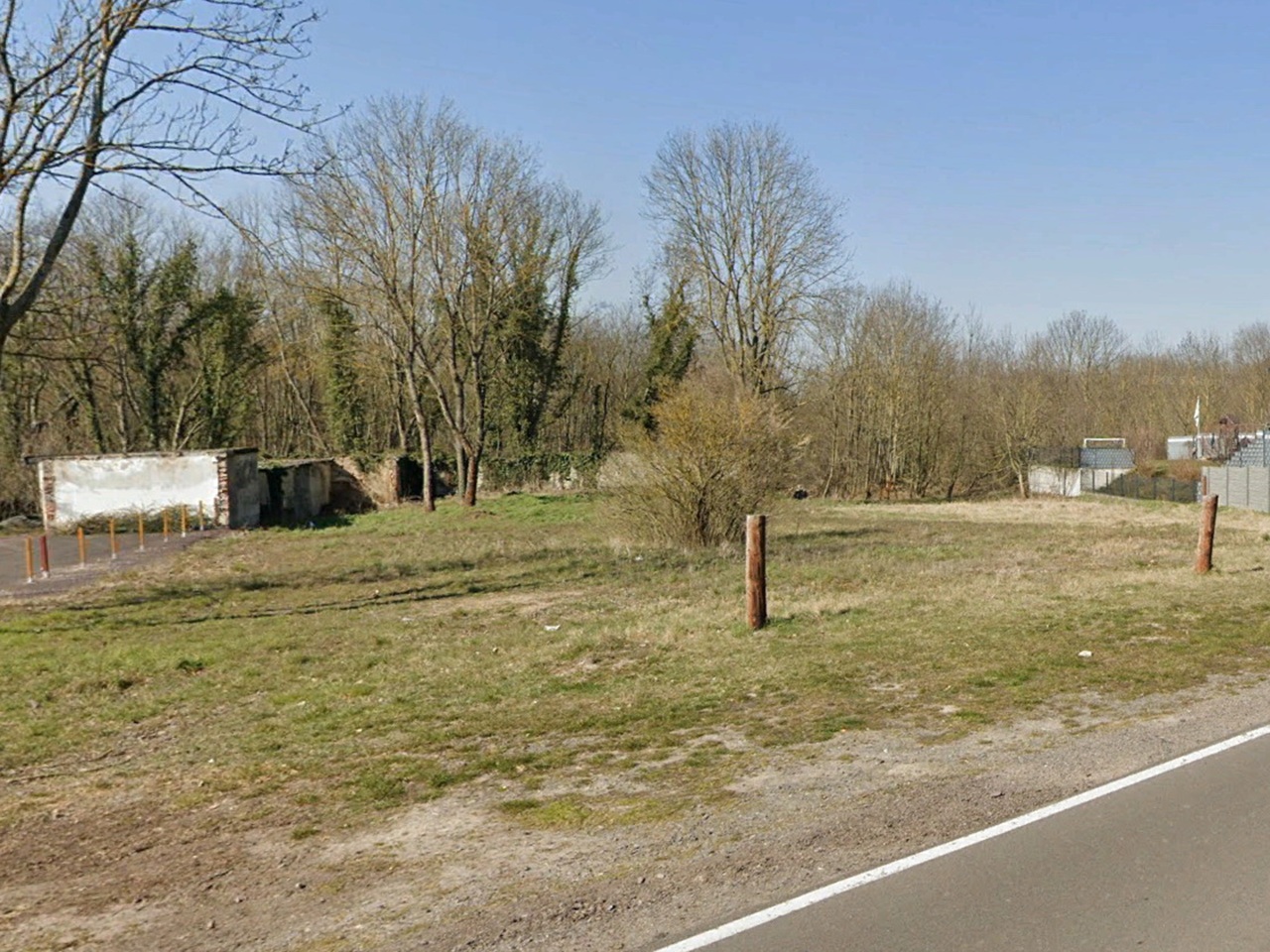 Vertragsfreie Straßenbegleitfläche neben Wohnbebauung **nahe der Burg Wanzleben und dem Schlosspark**