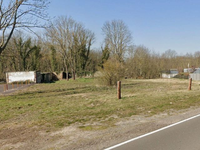 Blick auf die Verkaufsfläche und Umgebung - Vertragsfreie Straßenbegleitfläche neben Wohnbebauung **nahe der Burg Wanzleben und dem Schlosspark**