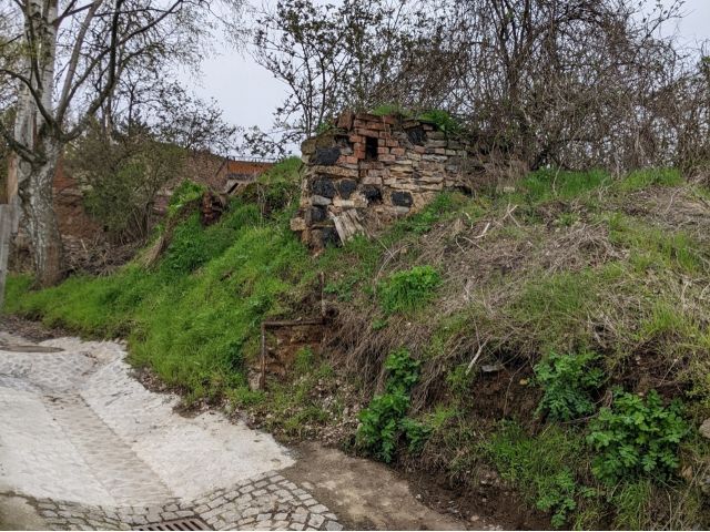 Verkaufsfläche und Umgebung (Aufnahme 2023) - Kleines, ehemals bebautes Grundstück **im Stadtgebiet von Hettstedt**