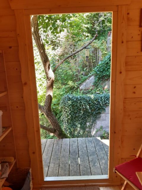Blick auf die Gartenfläche - Gartengrundstück mit kleinem Holzgartenhäuschen im Erholungsort Kleinschmalkalden im Thüringer Wald ** lt. FNP Mischgebiet