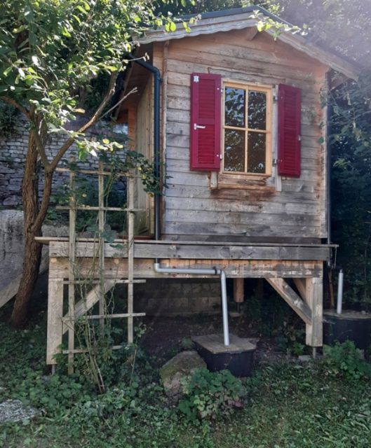 Blick auf das Gartenhaus - Gartengrundstück mit kleinem Holzgartenhäuschen im Erholungsort Kleinschmalkalden im Thüringer Wald ** lt. FNP Mischgebiet