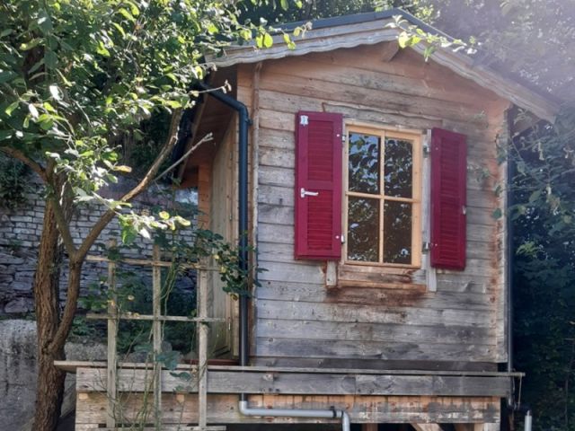 Blick auf das Gartenhaus - Gartengrundstück mit kleinem Holzgartenhäuschen im Erholungsort Kleinschmalkalden im Thüringer Wald ** lt. FNP Mischgebiet