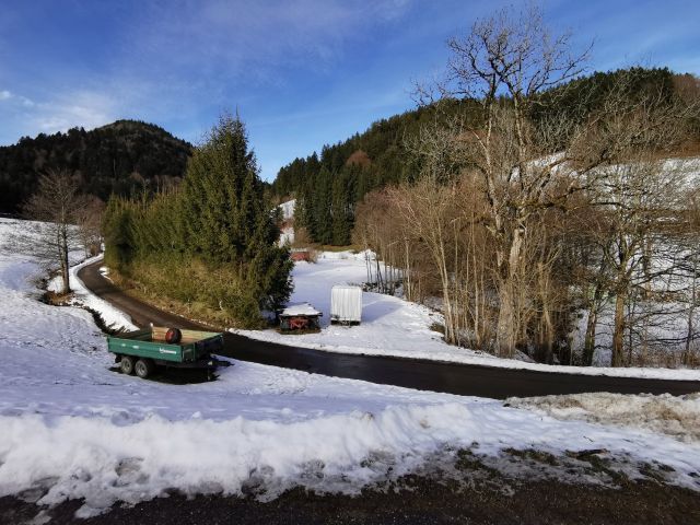 Blick Richtung Verkaufsfläche und auf die Umgebung - Großes Grundstück neben Wohnbebauung ** idyllische Lage am Rande des Südschwarzwaldes und ca. 30 km von Basel entfernt