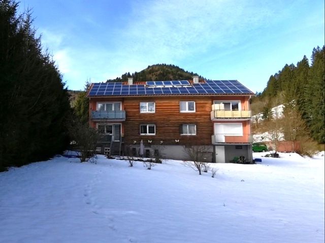 Blick auf Verkaufsfläche und Nachbarbebauung - Großes Grundstück neben Wohnbebauung ** idyllische Lage am Rande des Südschwarzwaldes und ca. 30 km von Basel entfernt