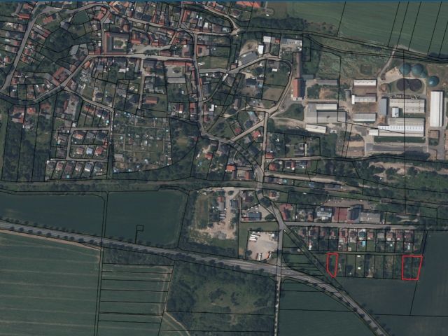 Lageskizze mit Umgebung und Luftbildunterlegung - Vertragsfreie Grünflächen hinter Wohnhäusern (ehemals Kleingärten) am Ortsrand von Stößen
