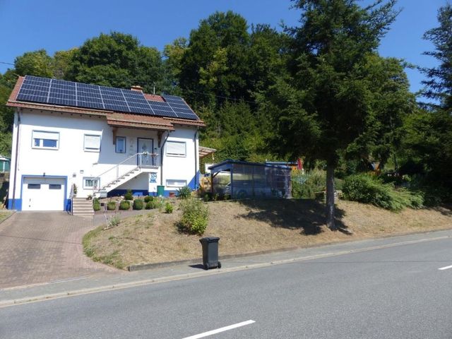 Blick auf den Verkaufsgegenstand mit Umgebung und Bebauung im Fremdeigentum - Überwiegend vertragslos genutztes Grundstück vor einem Wohnhaus am östlichen Ortsrand