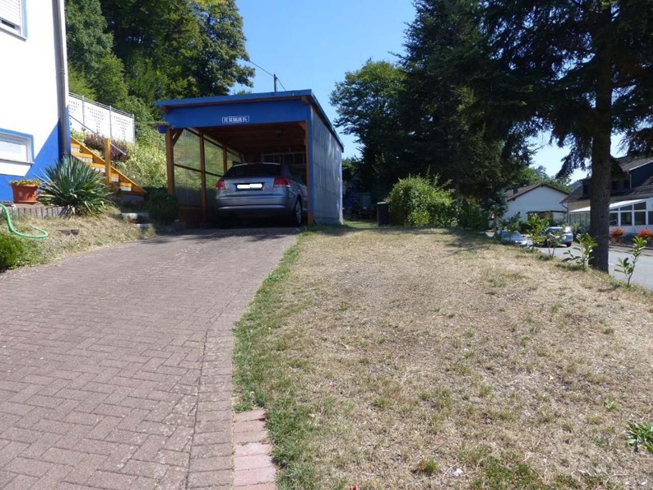 Überwiegend vertragslos genutztes Grundstück vor einem Wohnhaus am östlichen Ortsrand