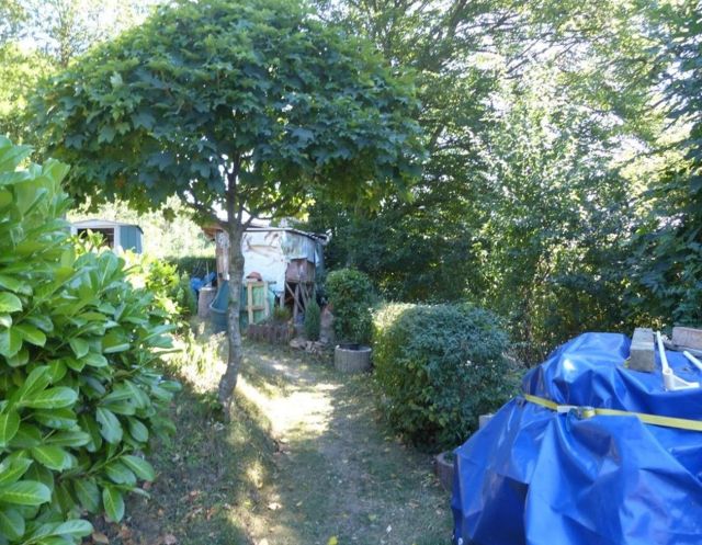 Blick auf den Verkaufsgegenstand - Überwiegend vertragslos genutztes Grundstück vor einem Wohnhaus am östlichen Ortsrand