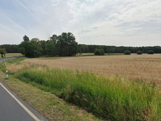Blick Richtung Verkaufsfläche und auf die Umgebung - Schmaler Landwirtschafts- und Wassergrabenstreifen im Landkreis Dahme-Spreewald