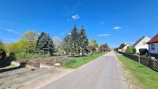 Straßenansicht und Umgebung vor dem Verkaufsflurstück 325 - Zwei vertragsfreie Flächen neben und hinter Wohngrundstücken mit einer Grundstücksgröße von über 1,2 ha