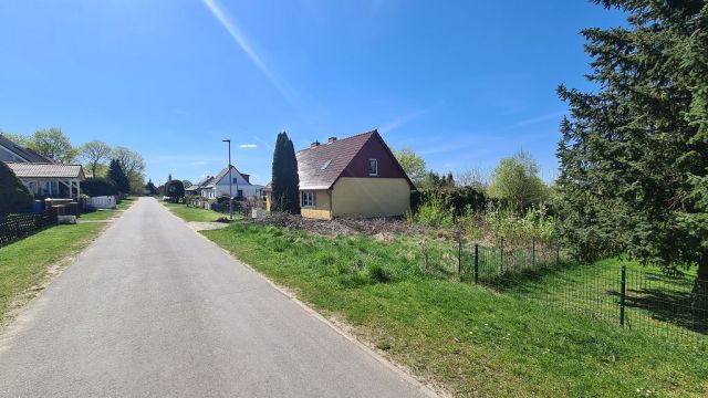 Straßenansicht und Umgebung vor dem Verkaufsflurstück 325 - Zwei vertragsfreie Flächen neben und hinter Wohngrundstücken mit einer Grundstücksgröße von über 1,2 ha