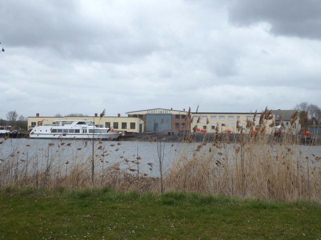 Blick auf die Saale - Vermietetes Wohn- und Geschäftshaus in zentraler Innenstadtlage * mit einer Jahresnettomiete von 13.110 € und einer PV-Anlage *