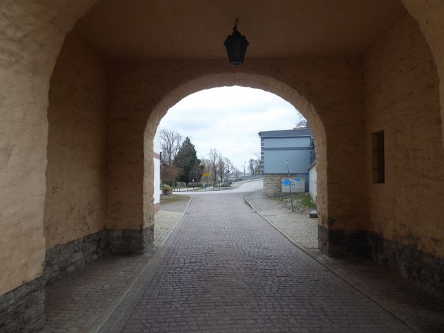Blick auf Umgebung und Zufahrt Burgstraße - Vermietetes Wohn- und Geschäftshaus in zentraler Innenstadtlage * mit einer Jahresnettomiete von 13.110 € und einer PV-Anlage *