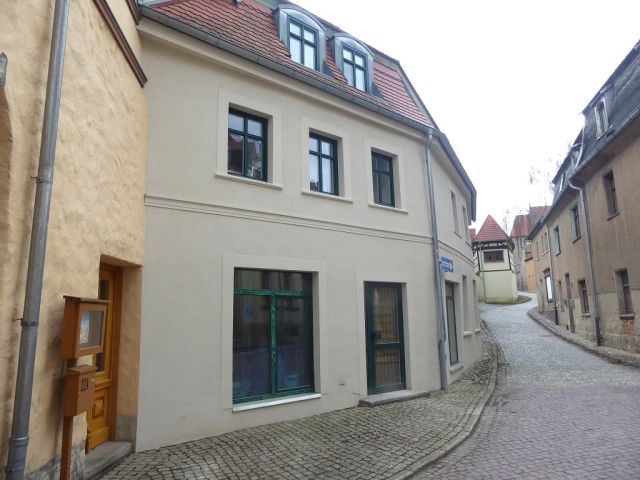 Blick auf Verkaufsobjekt und Umgebung - Vermietetes Wohn- und Geschäftshaus in zentraler Innenstadtlage * mit einer Jahresnettomiete von 13.110 € und einer PV-Anlage *
