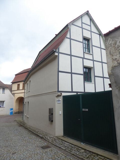 Blick auf Verkaufsobjekt und Umgebung - Vermietetes Wohn- und Geschäftshaus in zentraler Innenstadtlage * mit einer Jahresnettomiete von 13.110 € und einer PV-Anlage *