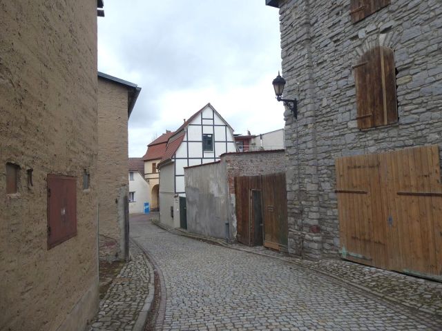 Blick auf Verkaufsobjekt und Umgebung - Vermietetes Wohn- und Geschäftshaus in zentraler Innenstadtlage * mit einer Jahresnettomiete von 13.110 € und einer PV-Anlage *