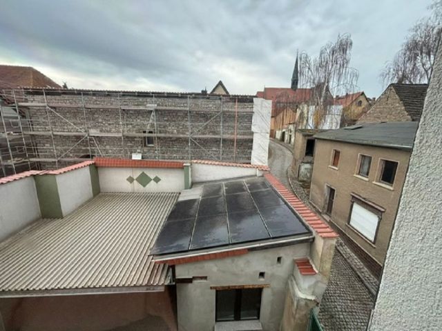 Blick auf Dach Nebengebäude mit einem Teil der PV-Anlage - Vermietetes Wohn- und Geschäftshaus in zentraler Innenstadtlage * mit einer Jahresnettomiete von 13.110 € und einer PV-Anlage *