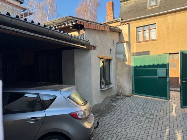 Blick auf Innenhof mit Nebengebäude und Carport - Vermietetes Wohn- und Geschäftshaus in zentraler Innenstadtlage * mit einer Jahresnettomiete von 13.110 € und einer PV-Anlage *