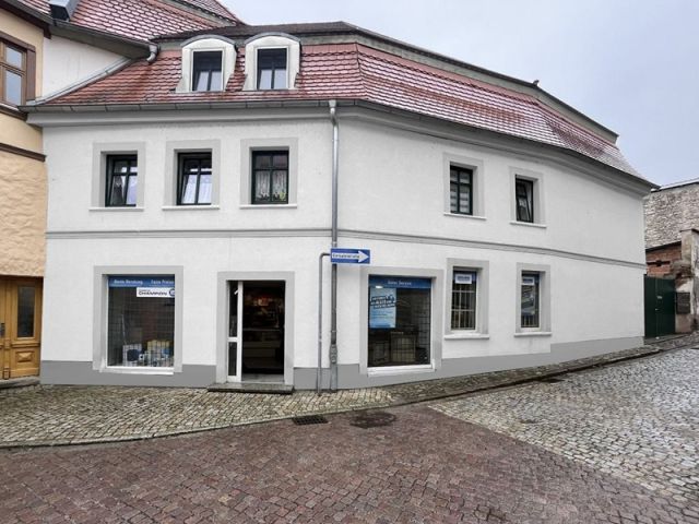 Blick auf Verkaufsobjekt und Umgebung - Vermietetes Wohn- und Geschäftshaus in zentraler Innenstadtlage * mit einer Jahresnettomiete von 13.110 € und einer PV-Anlage *
