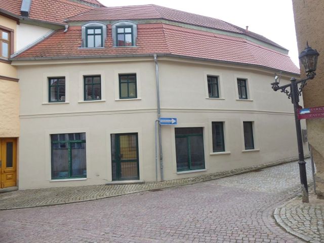 Blick auf Verkaufsobjekt und Umgebung - Vermietetes Wohn- und Geschäftshaus in zentraler Innenstadtlage * mit einer Jahresnettomiete von 13.110 € und einer PV-Anlage *