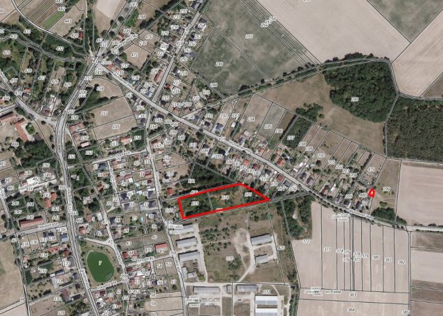 Umgebungsskizze - Große Grünfläche mit Baum- und Strauchbewuchs zwischen Wohngrundstücken und kleine vertragslos genutzte Gartenfläche