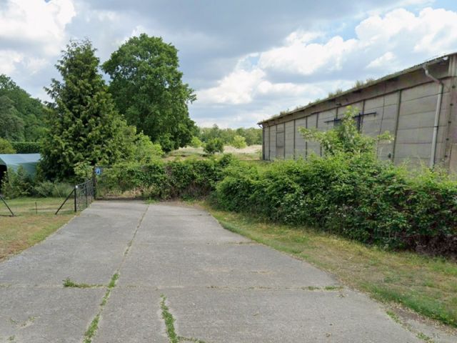 Blick vom Grüner Weg auf das Wegflurstück 466 im Fremdeigentum und auf die Umgebung - Große Grünfläche mit Baum- und Strauchbewuchs zwischen Wohngrundstücken und kleine vertragslos genutzte Gartenfläche