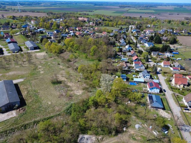 Blick auf Verkaufsflurstücke 173, 174 und 175 und auf die Umgebung - Große Grünfläche mit Baum- und Strauchbewuchs zwischen Wohngrundstücken und kleine vertragslos genutzte Gartenfläche