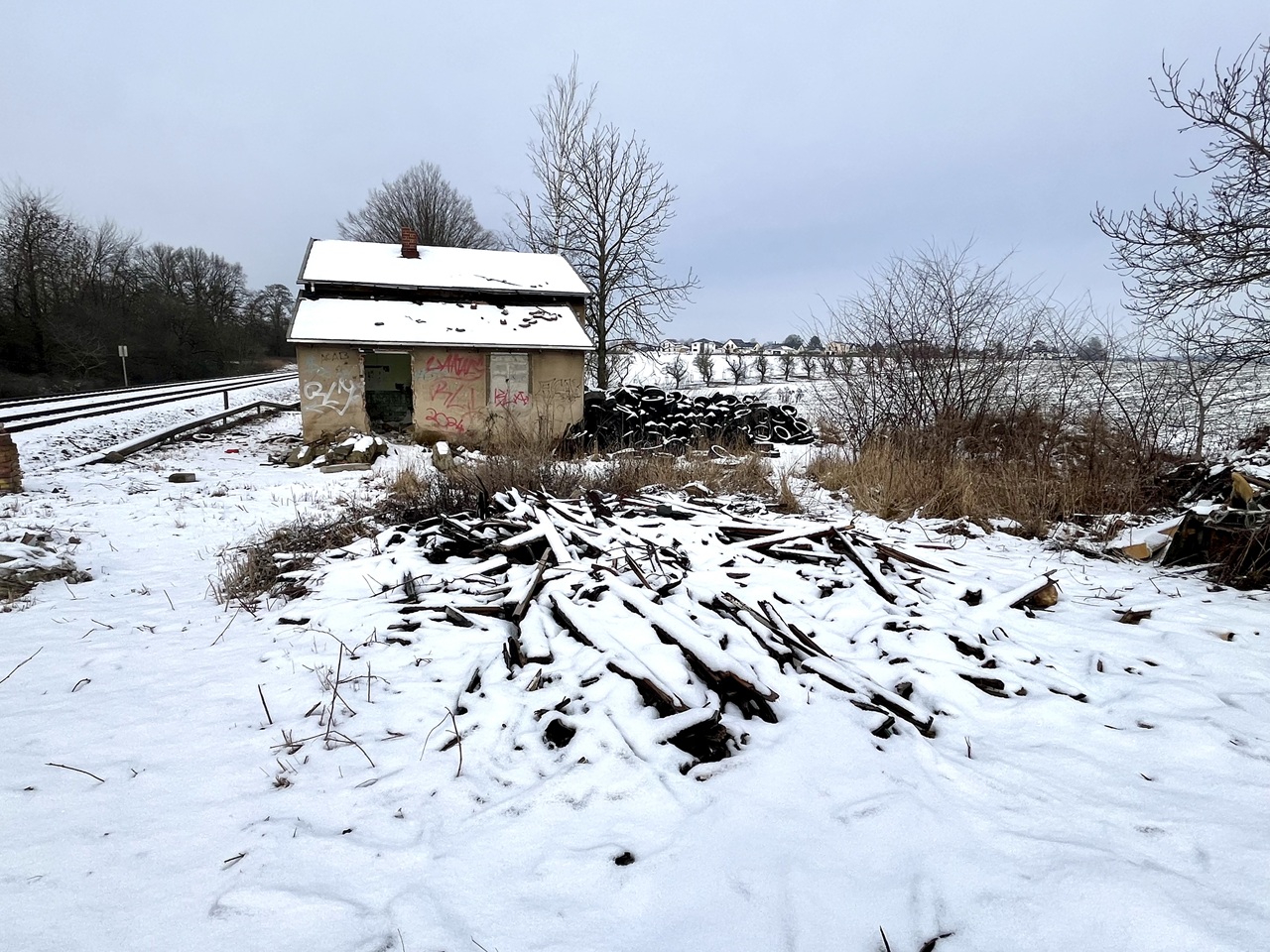 Grundstück mit einem ruinösen, ehemaligen Bahnwärterhaus **zwischen Leipzig und Chemnitz**