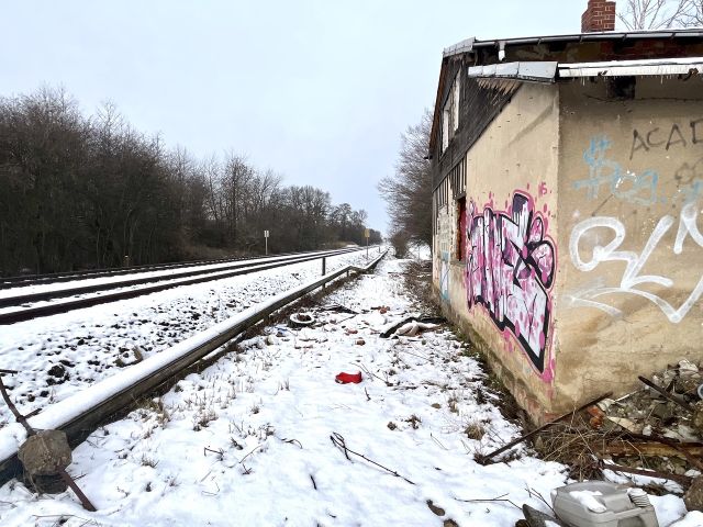 Grundstück mit einem ruinösen, ehemaligen Bahnwärterhaus **zwischen Leipzig und Chemnitz**