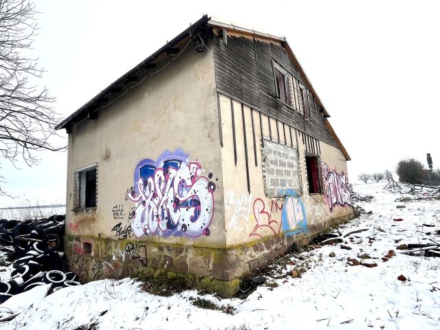 Grundstück mit einem ruinösen, ehemaligen Bahnwärterhaus **zwischen Leipzig und Chemnitz**