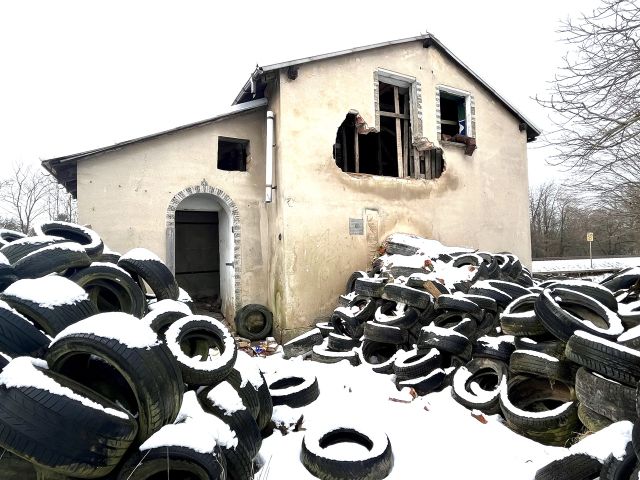 Grundstück mit einem ruinösen, ehemaligen Bahnwärterhaus **zwischen Leipzig und Chemnitz**