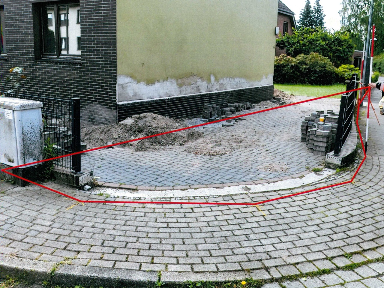 Vertragslos genutzter Garten mit Pkw-Parkplatz neben einem Wohnhaus **etwa 6 km von Hannover entfernt**