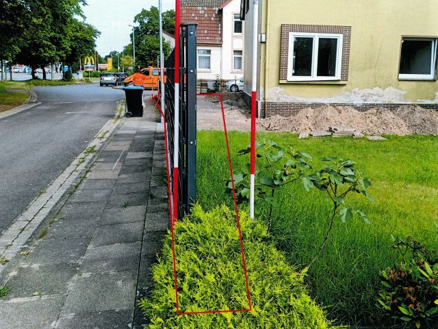 Blick auf die Verkaufsfläche und Umgebung - Vertragslos genutzter Garten mit Pkw-Parkplatz neben einem Wohnhaus **etwa 6 km von Hannover entfernt**